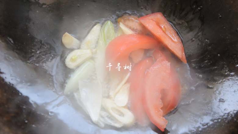 红烧茄子 百吃不厌的经典家常菜,加入西红柿略微翻炒,十几秒的时间就可以了,如果翻的时间太长,西红柿就软烂掉了。
