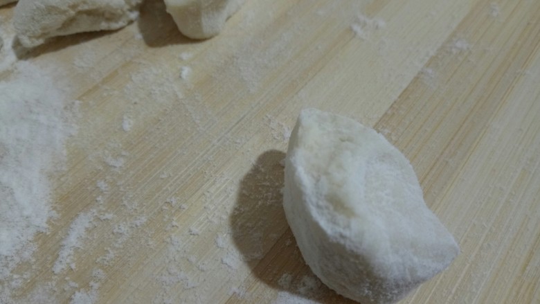 春饼【立春吃春饼】,把面剂子的切口竖着放,这样按扁之后是圆形