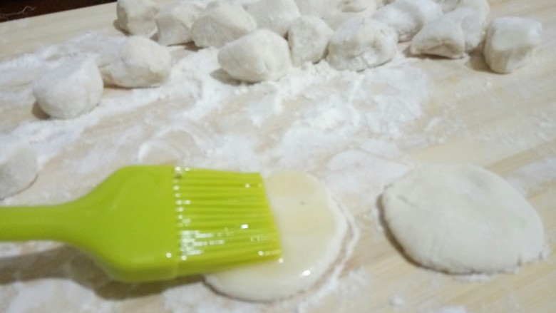 春饼【立春吃春饼】,把一个面剂子抹油,另一个放在抹了油的上面