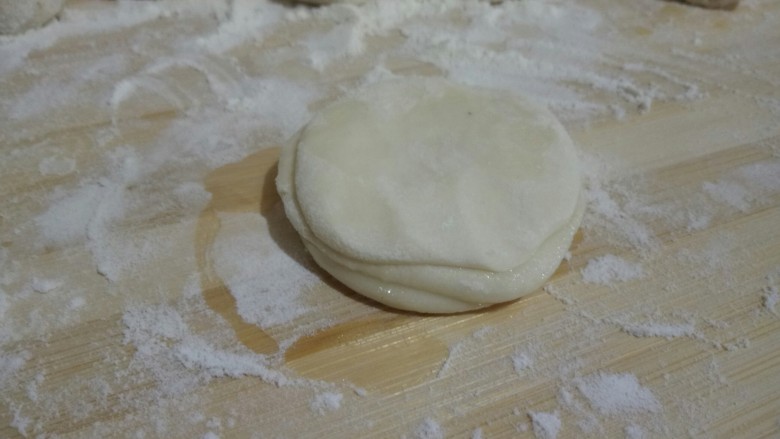 春饼【立春吃春饼】,可以摞着放3个,烙出来的中间那张就是软软的,给小宝宝吃正好,也可以直接用2个皮的~压扁