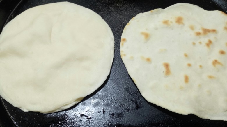春饼【立春吃春饼】,平底锅,电饼铛,不粘锅,铸铁平锅都可以用,不用刷油~小火烙制~要翻一次面~