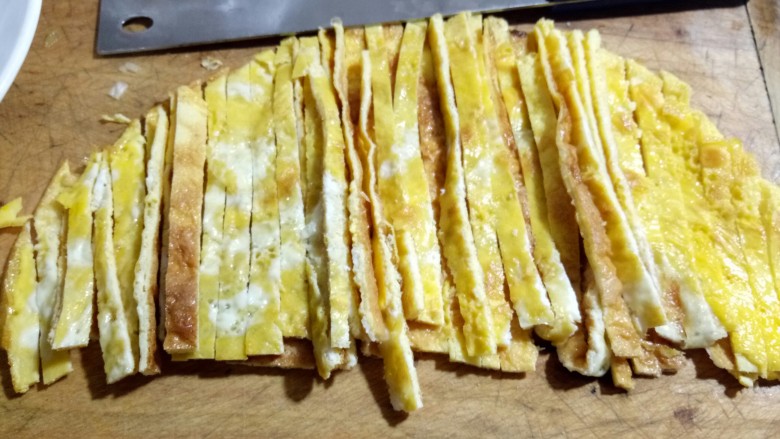 春饼【立春吃春饼】,鸡蛋饼,切丝~