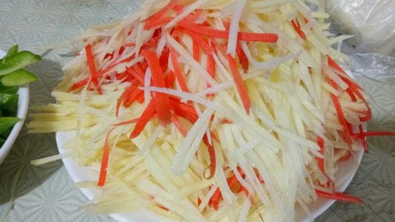 春饼【立春吃春饼】,土豆,胡萝卜切丝,土豆丝泡水~