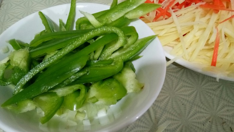 春饼【立春吃春饼】,柿子椒切丝,切姜末~自己放入喜欢的调料,炒熟。