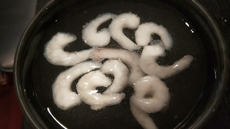三鲜馅水饺,猪肉,鲜虾仁,银鳕鱼馅水饺,<a style='color:red;display:inline-block;' href='/shicai/ 301'>鲜虾</a>仁去掉虾线洗干净。