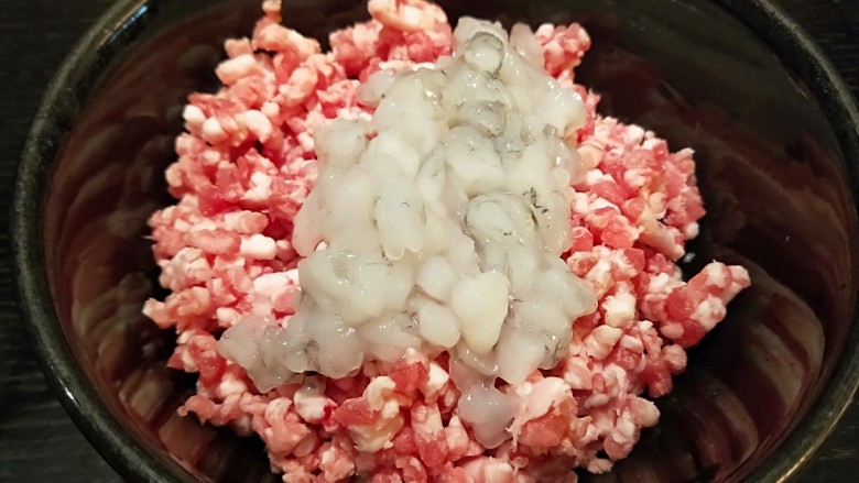 三鲜馅水饺,猪肉,鲜虾仁,银鳕鱼馅水饺,鲜虾切成小丁放入碗里。