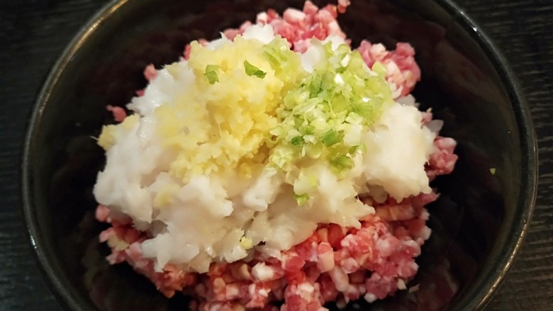 三鲜馅水饺,猪肉,鲜虾仁,银鳕鱼馅水饺,葱姜末放入碗里。