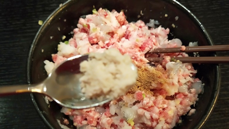 三鲜馅水饺,猪肉,鲜虾仁,银鳕鱼馅水饺,加3克<a style='color:red;display:inline-block;' href='/shicai/ 813'>鸡粉</a>。