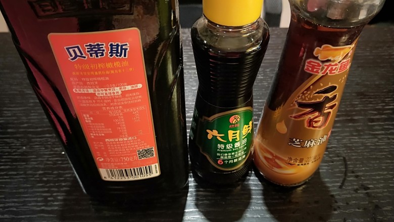 三鲜馅水饺，猪肉，鲜虾仁，银鳕鱼馅水饺,<a style='color:red;display:inline-block;' href='/shicai/ 851'>橄榄油</a>，<a style='color:red;display:inline-block;' href='/shicai/ 692'>酱油</a>，<a style='color:red;display:inline-block;' href='/shicai/ 847'>香油</a>准备好。