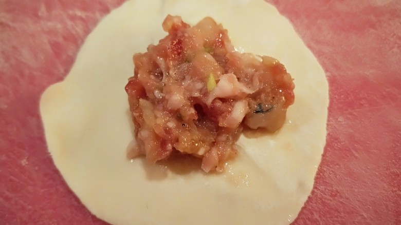 三鲜馅水饺,猪肉,鲜虾仁,银鳕鱼馅水饺,放入鱼肉馅。