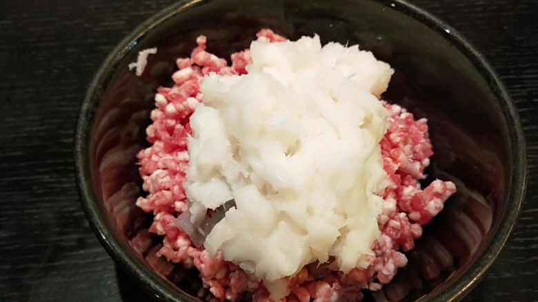三鲜馅水饺,猪肉,鲜虾仁,银鳕鱼馅水饺,银鲟鱼剁成鱼肉馅放入碗里。
