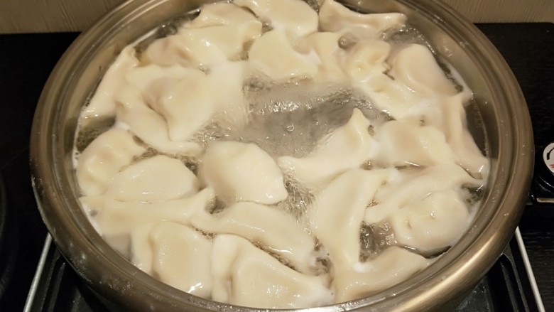 三鲜馅水饺,猪肉,鲜虾仁,银鳕鱼馅水饺,开锅放入一杯冷水在开锅就可以捞出来了。