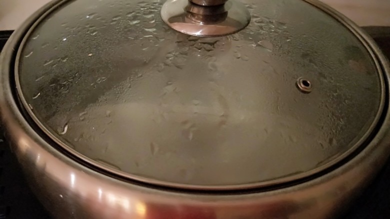 三鲜馅水饺,猪肉,鲜虾仁,银鳕鱼馅水饺,锅中放适量水烧开。