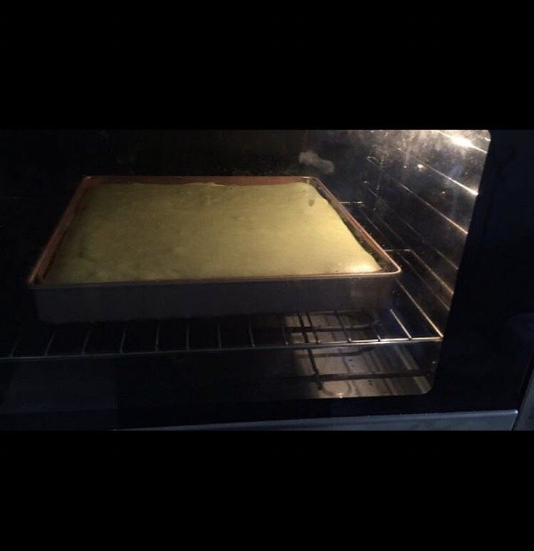 抹茶奶油蛋糕卷,烤箱提前预热,上下火160度烤30分钟。