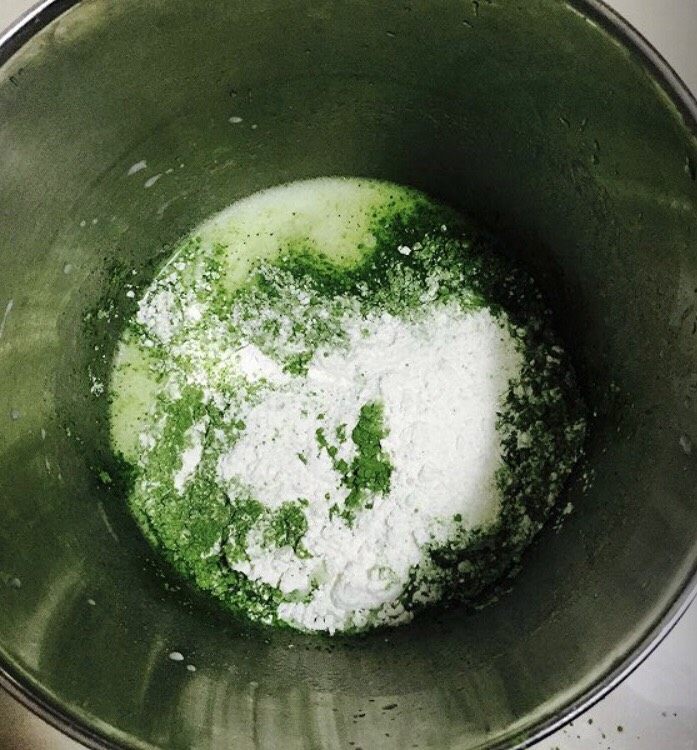 抹茶奶油蛋糕卷,抹茶粉和低粉大约混合下筛进打蛋盆里,混合到无颗粒。