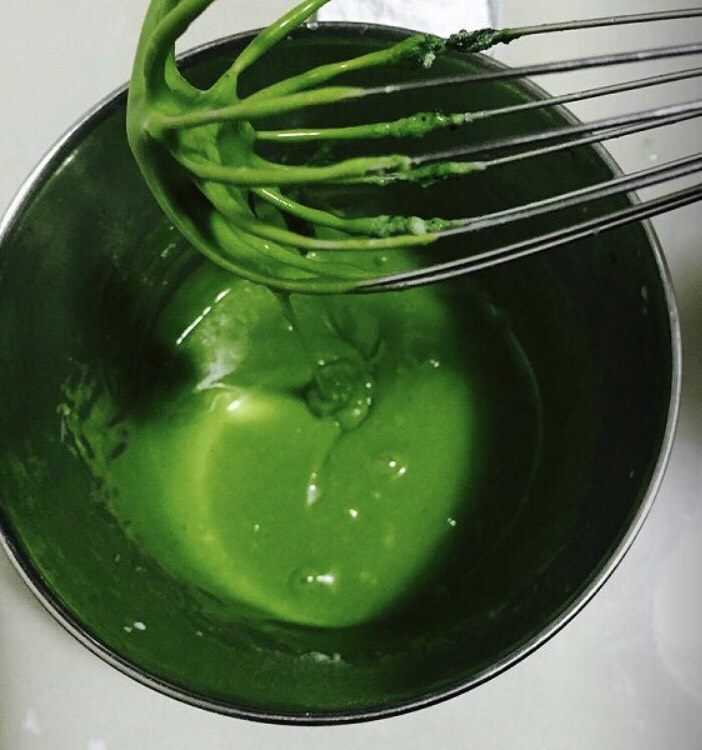抹茶奶油蛋糕卷,蛋清蛋黄分离,蛋黄放在面糊里,混合成细腻顺滑的蛋黄糊。