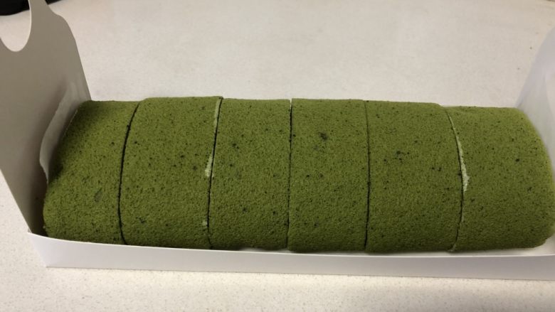抹茶奶油蛋糕卷,奶油抹在蛋糕卷上,卷起蛋糕卷入冰箱冷藏半小时以上,切块即吃。