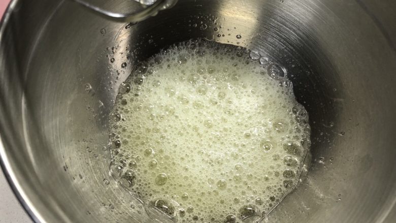 抹茶奶油蛋糕卷,打发蛋清,出现大的粗泡加入三分之一细砂糖。