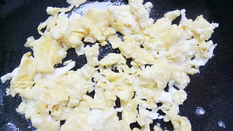 梅汁鸡蛋肉末汤,锅里放油,油热后倒入鸡蛋液炒散