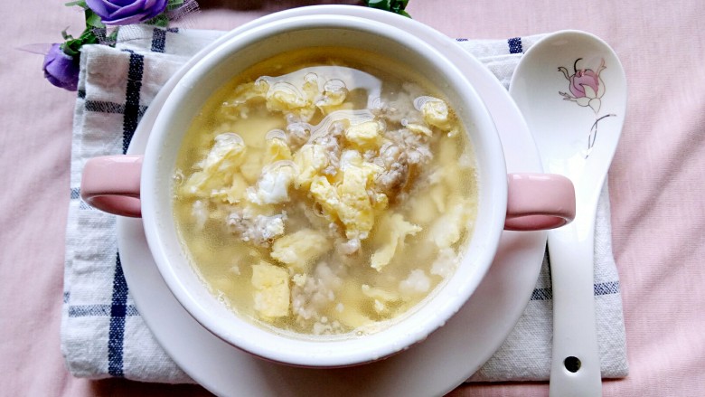 梅汁鸡蛋肉末汤,煮好装碗,趁热喝效果很好哦