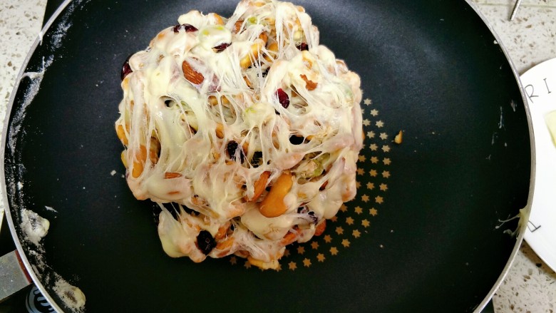 网红雪花酥,拌成团,用手操作更容易,要注意不要把饼干弄碎了