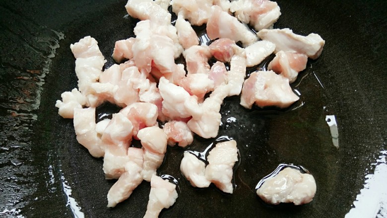 多彩炒面,锅里热油,油热后放入五花肉煎