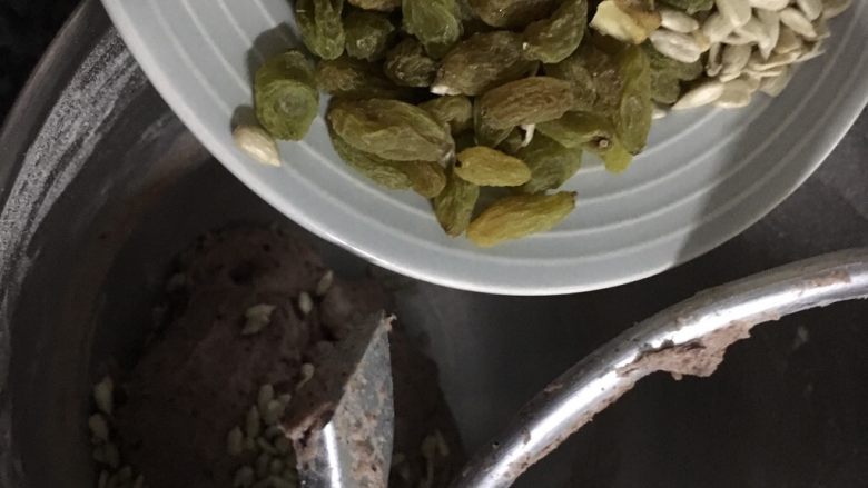 黑糯米坚果软欧,最后加入坚果类揉混合就可以