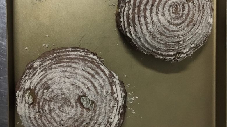 黑糯米坚果软欧,发酵好倒在烤盘上,烤箱预热190度