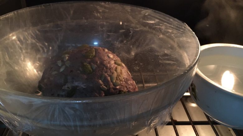 黑糯米坚果软欧,旁边放碗热水,发酵两小时(冬天气温)