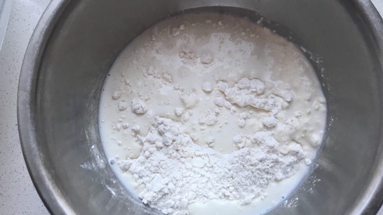 松饼🥞改良原味松饼,加入牛奶,不要全加入,一点一点加入。