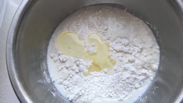 松饼🥞改良原味松饼,植物油也倒进去,用筷子慢慢搅拌,搅拌一会如果发现面太干再继续加入牛奶。
