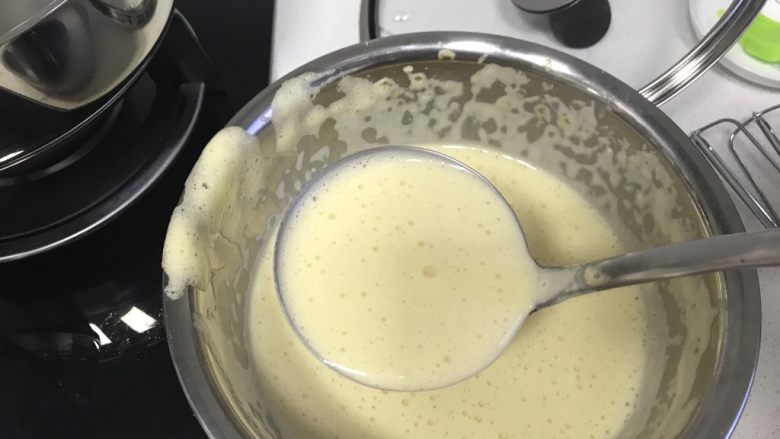 松饼🥞改良原味松饼,舀一勺面糊倒入平底锅中,用勺子底把面糊摊开。