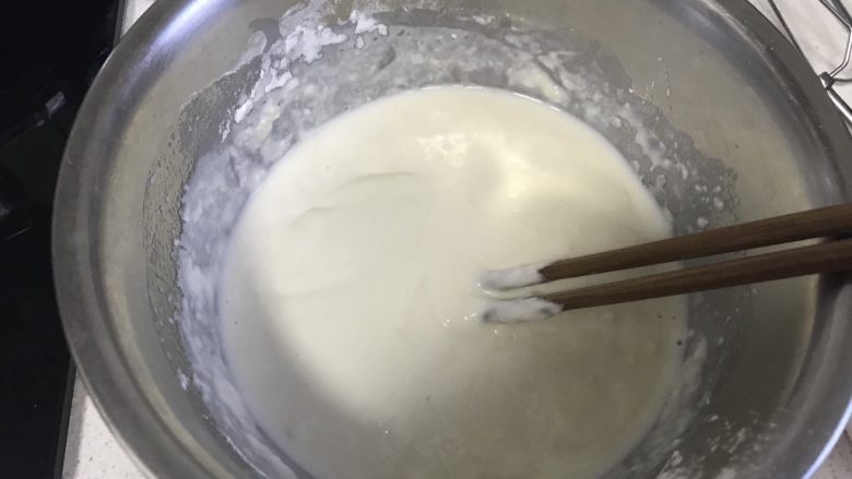 松饼🥞改良原味松饼,仍然边加牛奶边搅拌,最后搅拌成面糊,也不要太稀,太稀的话,做松饼的时候不容易塑形,或者很难整的很圆。