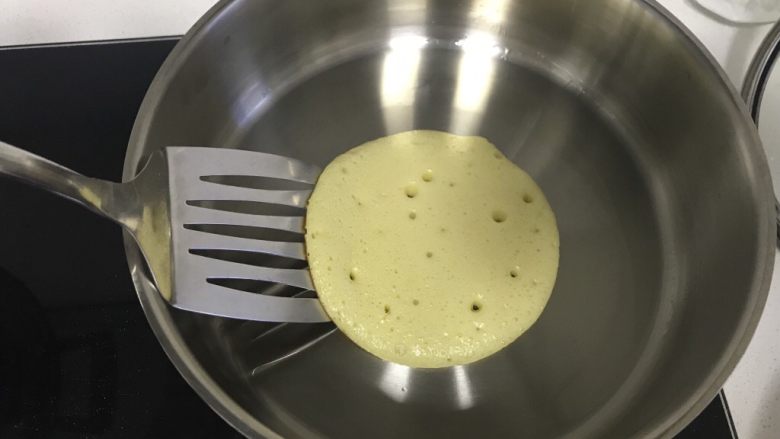 松饼🥞改良原味松饼,观察表面开始凝固的时候,就可以用铲子从一边开始铲起来,你家的火如果最小火也很急的话就铲起来直接翻面煎另一面,如果火不急,那么可以不用翻面,观察上面凝固变熟了,直接起锅就可以了。火比较急的话,可能下面已经要糊了,上面还没完全凝固呢,这时候就赶紧翻面继续煎,煎好出锅。如果是不粘锅并且是电饼铛或者电磁炉的话,应该不用翻面就可以,大家根据锅具和火候的不同进行适当的调整。
