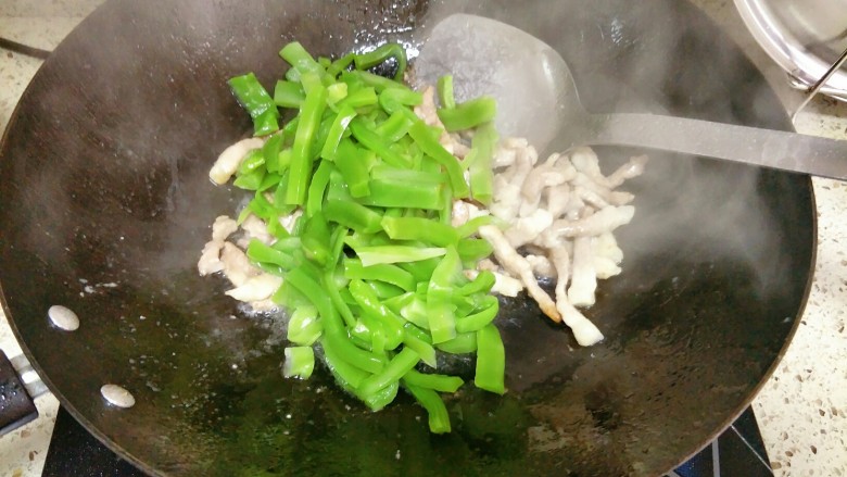 肉丝炒贡菜,下入贡菜