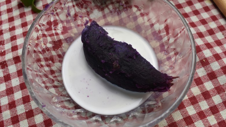 紫薯米糕(宝宝辅食),蒸好的紫薯泥中倒些牛奶