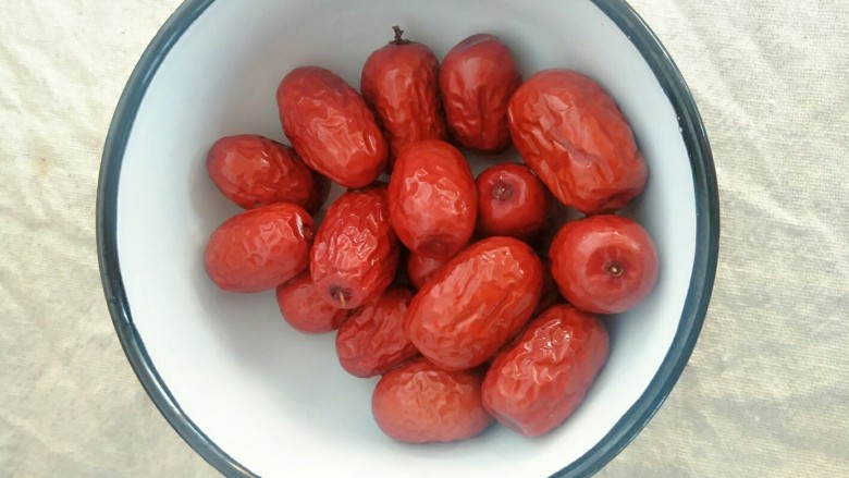 宝宝辅食 10M+ 健脾养胃小米苹果粥,把<a style='color:red;display:inline-block;' href='/shicai/ 2470'>红枣</a>洗干净。