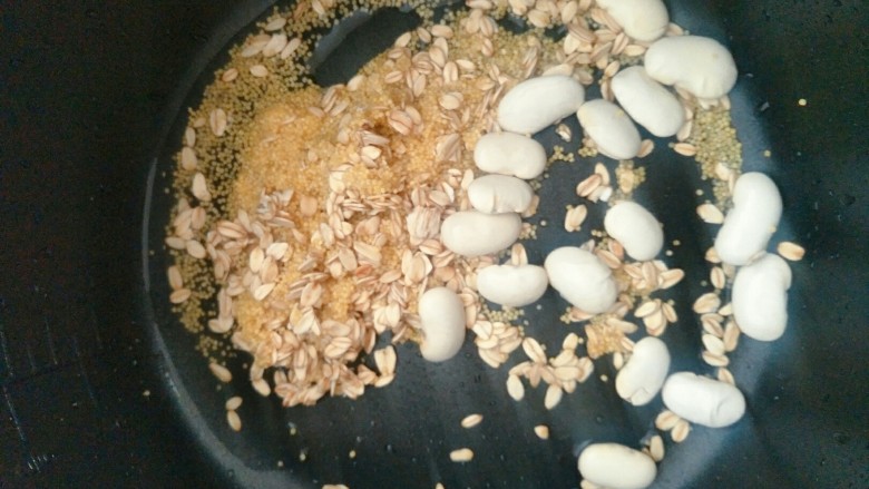 宝宝辅食 10M+ 健脾养胃小米苹果粥,然后加入芸豆。