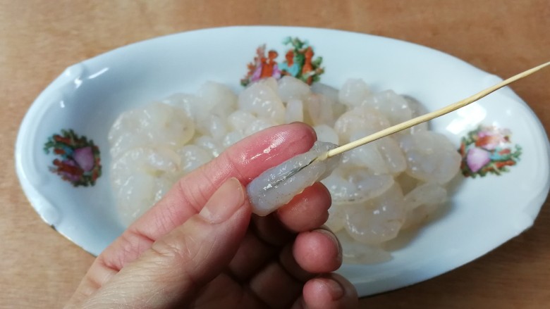 黑胡椒大虾仁炒蛋,用牙签在虾背上挑虾线