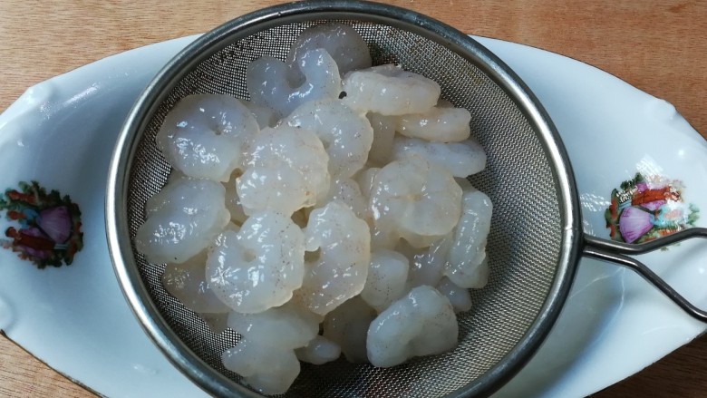 冒仙气的葱花虾仁炒蛋,全部挑完,冲洗干净沥干水