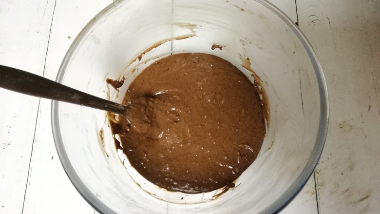 可可黑森林蛋糕,把混合好的牛奶溶液慢慢倒进面糊里,搅拌顺滑状态