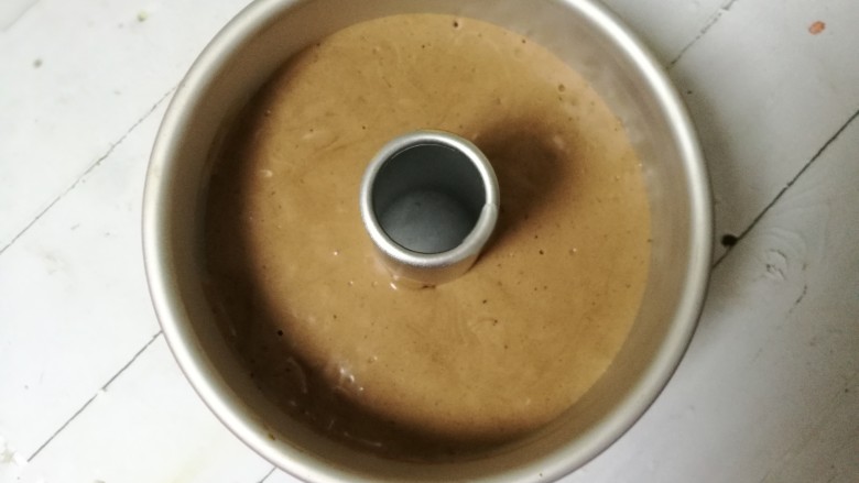 可可黑森林蛋糕,面糊倒入模具中,轻震几下
