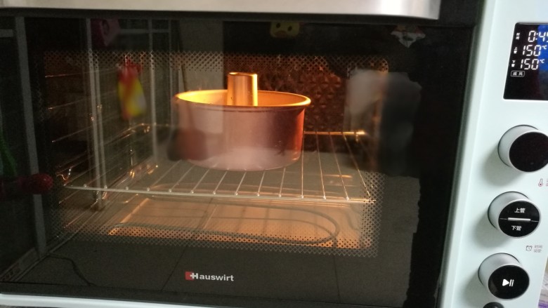 可可黑森林蛋糕,放入预热好的烤箱,上下火150度,45分钟