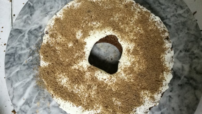 可可黑森林蛋糕,一层奶油,一层巧克力碎