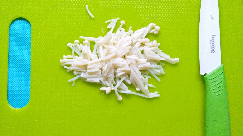 兔子盖浇饭,金针菇切碎