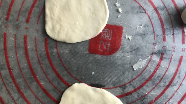 家常春饼,取两个剂子按扁,成饺子皮大小
