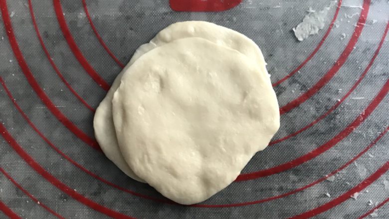 家常春饼,两个面饼中间抹上玉米油