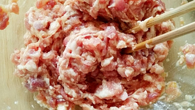 酱香肉龙,将肉馅顺时针搅拌,搅上劲。