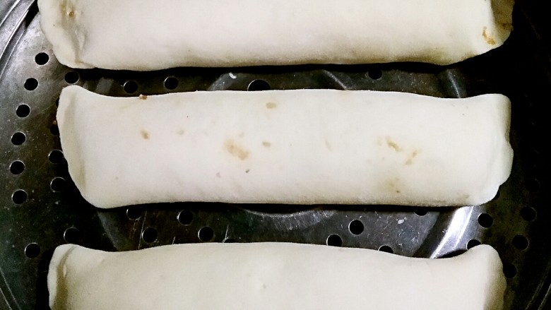 酱香肉龙,二次醒发15-20分钟后,上锅隔水中大火蒸20分钟,然后转小火蒸3分钟,关火后虚蒸3-5分钟。