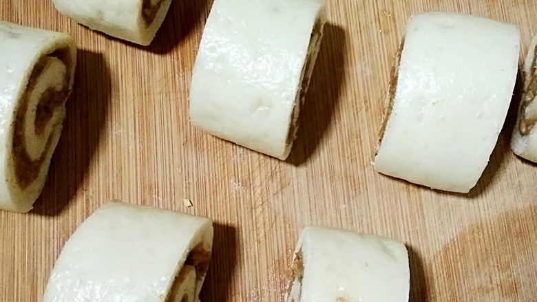 酱香肉龙,蒸好出锅,切开即可。